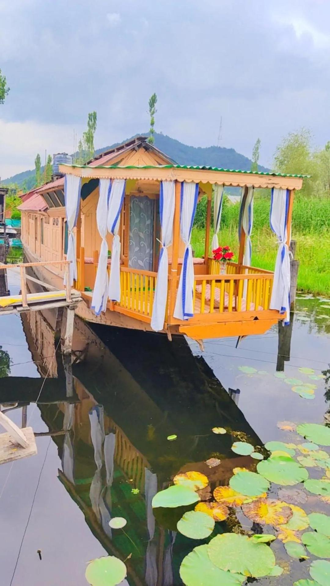 Houseboat Young Wild Rose Srīnagar Zewnętrze zdjęcie